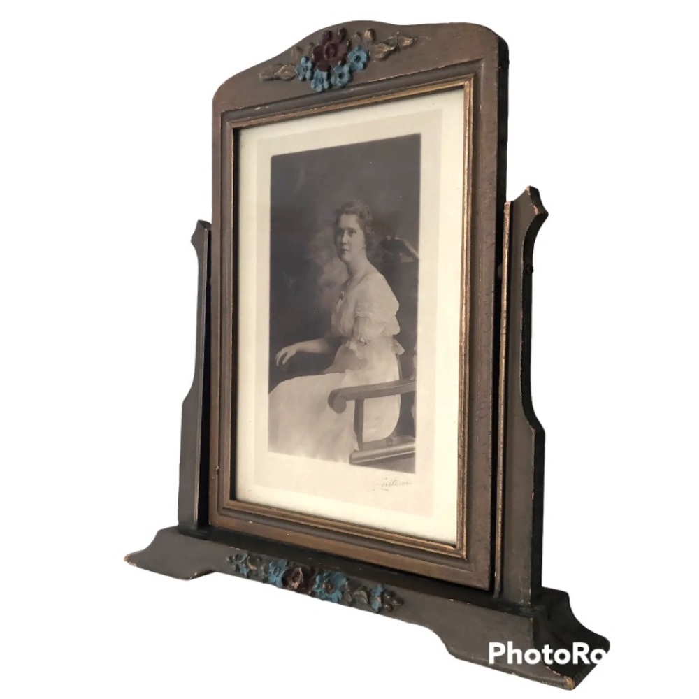 Vintage Wood/Glass  Picture Frame Floral Details Portret of a Woman Brown